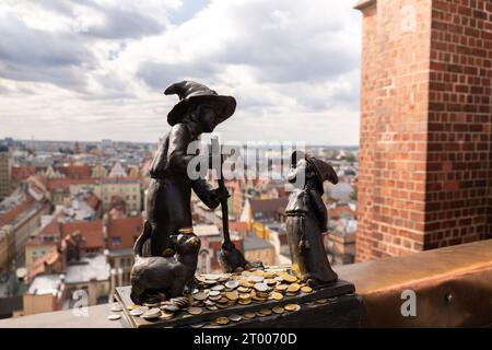 Breslau, Polen - Mai 2022 Zwerge. Hexen Tekla und Martynka Polnisch: Czarownice Tekla i Martynka auf der Aussichtsplattform der St. Stockfoto