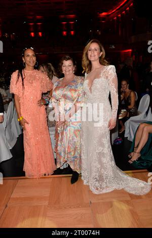 Barbara Becker, Inger Nilsson und Mareile Hoeppner beim Leipziger Opernball in Leibzig 02.10. 2023 *** Barbara Becker, Inger Nilsson und Mareile Hoeppner beim Leipziger Opernball in Leibzig 02 10 2023 Credit: Imago/Alamy Live News Stockfoto