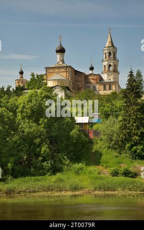 Kirche des Eintritts des Herrn in Jerusalem und Kirche der Darstellung der Allerheiligsten Theotokos im Tempel im Kloster St. Boris und Gleb (Nowotorschski B Stockfoto