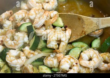 Kochen Sie etwas Garnelen-Rührbraten in einer Pfanne. Stockfoto