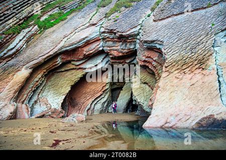 Die riesige Höhle am Strand Stockfoto