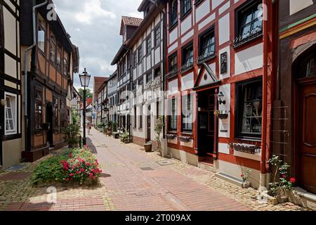 Enge Gasse mit historischen Fachwerkhäusern in der Altstadt, Hameln, Deutschland, Europa Stockfoto