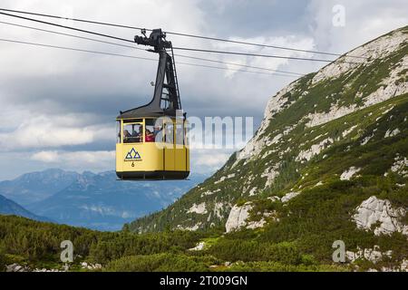 Malerische gelbe Seilbahn in Dachstein Bergkette. Oberösterreich Stockfoto