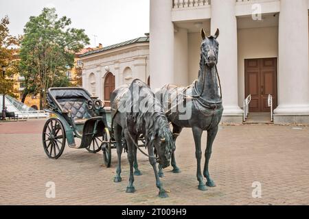 Genre Skulptur Kutsche vor dem Stadthaus am Freiheitsplatz in Minsk. Weißrussland Stockfoto