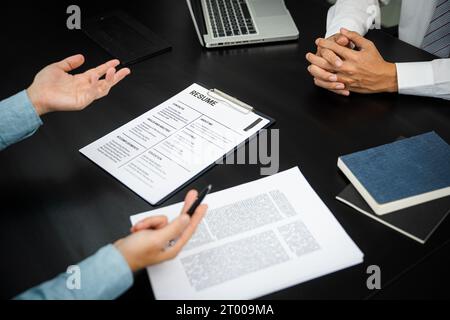 Der Prüfer liest einen Lebenslauf während des Vorstellungsgesprächs bei Office Business und Human Resources Concept. Stockfoto