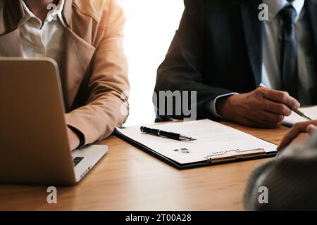 Prüfer liest einen Lebenslauf während des Vorstellungsgesprächs im Büro Business and Human Resources Concept Stockfoto