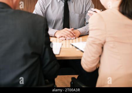 Prüfer liest einen Lebenslauf während des Vorstellungsgesprächs im Büro Business and Human Resources Concept Stockfoto