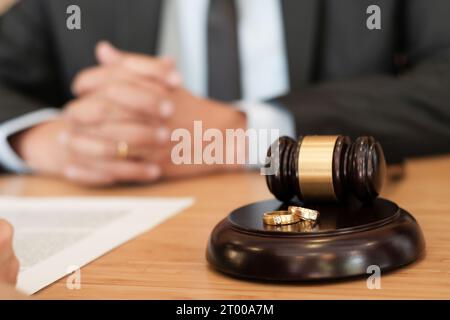 Richter gavel Entscheidung über Ehe Scheidung Unterzeichnung Papiere. Anwalt Konzept Stockfoto