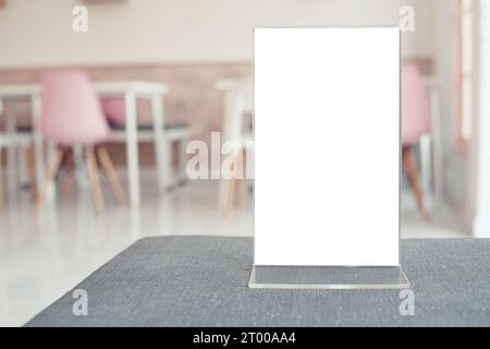 Menürahmen auf Holztisch im Bar Restaurant Café. Platz für Textmarketing-Werbung. Stockfoto