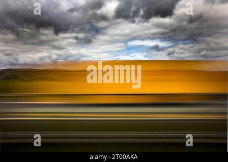 Lange Entfernung vom fahrenden Bus auf der Autobahn A 14, Calbe Saale, Sachsen-Anhalt, Deutschland, Europa Stockfoto