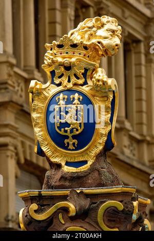 Goldener Nassauer Löwe mit Wappen von Wiesbaden, Marktbrunnen, Wiesbaden, Deutschland, Europa Stockfoto