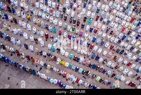 Barishal, Bangladesch. Oktober 2023. Die Luftaufnahme zeigt Personen, die an einer muslimischen Beerdigung einer Person teilnehmen, die den Kampf gegen die COVID-19-Krankheit in Barishal, Bangladesch, verloren hat. Quelle: Mustasinur Rahman Alvi/Alamy Live News Stockfoto