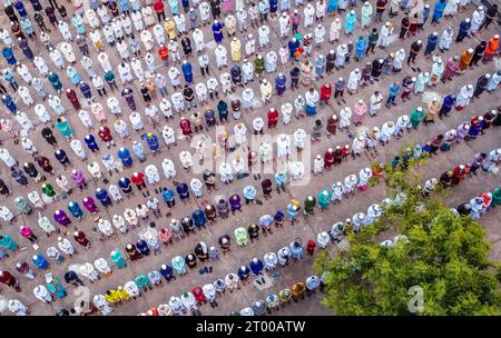 Barishal, Bangladesch. Oktober 2023. Die Luftaufnahme zeigt Personen, die an einer muslimischen Beerdigung einer Person teilnehmen, die den Kampf gegen die COVID-19-Krankheit in Barishal, Bangladesch, verloren hat. Quelle: Mustasinur Rahman Alvi/Alamy Live News Stockfoto