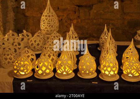 Terracotta illuminata in un mercatino di Natale Stockfoto