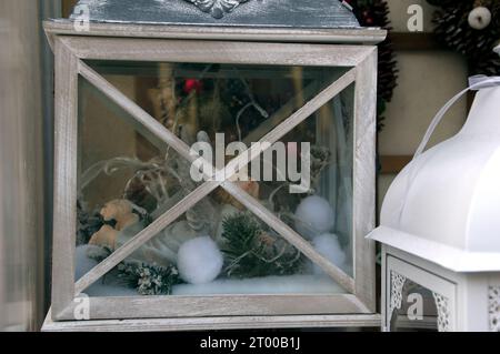 Oggettistica in vendita in un mercatino di Natale Stockfoto