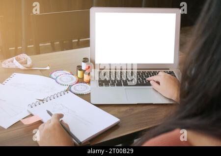 Eleganter Fashion Designer Arbeiten mit leerem Bildschirm für Laptop Creative Design Technologie Konzept. Stockfoto