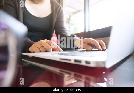 Buchhalterin arbeitende Frauen verwenden Taschenrechner mit Kalkulationstabelle Dokumentinformationen Finanzkonzept Stockfoto