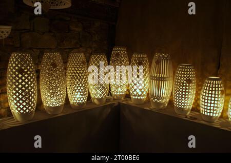 Terracotta illuminata in un mercatino di Natale Stockfoto