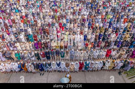 Barishal, Bangladesch. Oktober 2023. Die Luftaufnahme zeigt Personen, die an einer muslimischen Beerdigung einer Person teilnehmen, die den Kampf gegen die COVID-19-Krankheit in Barishal, Bangladesch, verloren hat. Quelle: Mustasinur Rahman Alvi/Alamy Live News Stockfoto