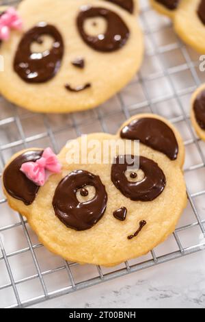 Panda-förmige Shortbread-Kekse mit Schokoladenglasur Stockfoto