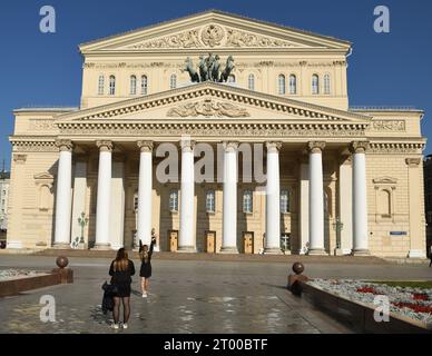 Bolschoi-Theater, historisches Theater in Moskau, Russland. Zwei junge schöne Frauen Stockfoto
