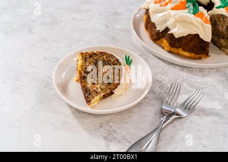 Karottenkuchen mit Frischkäse-Zuckerguss Stockfoto