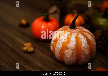 Halloween Dekorationen Hintergrund. Halloween gruseliger Kürbiskopf auf Holztisch Halloween-Feiertagskonzept Stockfoto