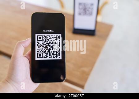 QR-Code-Zahlung. E-Wallet. Man Scanning Tag akzeptiert generiert digitale Bezahlung ohne Geld.Scannen QR Code Online Shopping Cashles Stockfoto