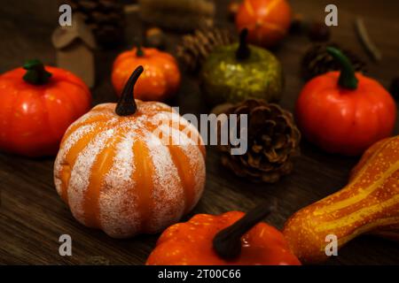 Halloween Dekorationen Hintergrund. Halloween gruseliger Kürbiskopf auf Holztisch Halloween-Feiertagskonzept Stockfoto