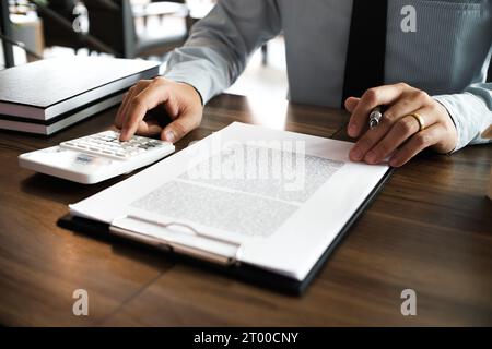 Immobilienauktion Bieter Immobilienverkauf Urteil mit Gavel Wooden. Stockfoto