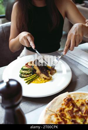 Luxuriöse Tischeinstellungen für gehobene Küche serviert und dekorierte Tisch mit Speisen für Gäste im Restaurant Stockfoto