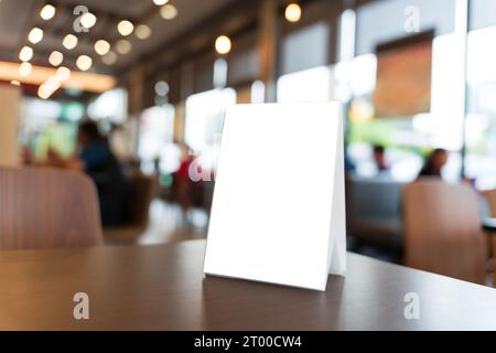 MenuÂ Leere für Textmarketing-Werbeaktionen vortäuschen. Stellen Sie den Rahmen des Menüs auf einem Holztisch im Restaurant nach, um Text zu erhalten. Stockfoto