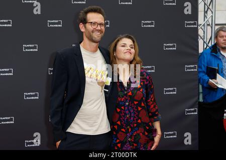 Jonas Grosch und Katharina Wackernagel bei der Premiere der Amazon Prime Video-Serie Letzte Ausfahrt Schinkenstraße auf dem 31. Filmfest Hamburg 2023 im Cinemaxx Dammtor. Hamburg, 02.10.2023 *** Jonas Grosch und Katharina Wackernagel bei der Premiere der Amazon Prime Video-Serie Last Exit Schinkenstraße beim Filmfest Hamburg 31 2023 im Cinemaxx Dammtor Hamburg, 02 10 2023 Foto:XC.xTamckex/xFuturexImagex schinkenstrasse 3049 Credit: Imago/Alamy Live News Stockfoto