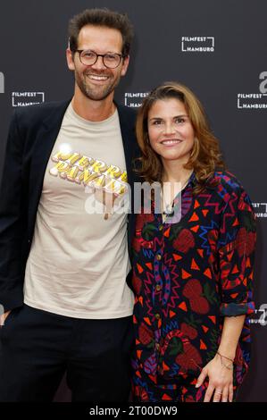 Jonas Grosch und Katharina Wackernagel bei der Premiere der Amazon Prime Video-Serie Letzte Ausfahrt Schinkenstraße auf dem 31. Filmfest Hamburg 2023 im Cinemaxx Dammtor. Hamburg, 02.10.2023 *** Jonas Grosch und Katharina Wackernagel bei der Premiere der Amazon Prime Video-Serie Last Exit Schinkenstraße beim Filmfest Hamburg 31 2023 im Cinemaxx Dammtor Hamburg, 02 10 2023 Foto:XC.xTamckex/xFuturexImagex schinkenstrasse 3047 Credit: Imago/Alamy Live News Stockfoto