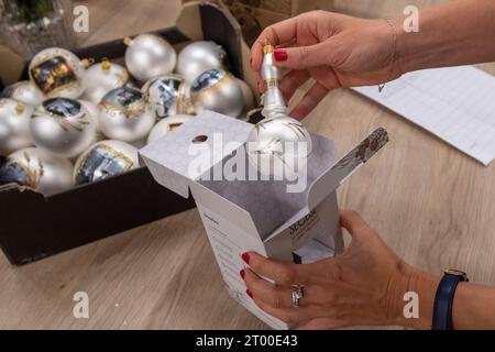 Herstellung von Weihnachtsdekorationen in der Glashütte Koulier in Oflenda, Mrakotin, Region Chrudim, Tschechische Republik, 3. Oktober; 2023. (CTK-Foto/Josef Vostarek) Stockfoto