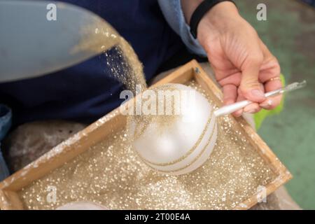 Herstellung von Weihnachtsdekorationen in der Glashütte Koulier in Oflenda, Mrakotin, Region Chrudim, Tschechische Republik, 3. Oktober; 2023. (CTK-Foto/Josef Vostarek) Stockfoto