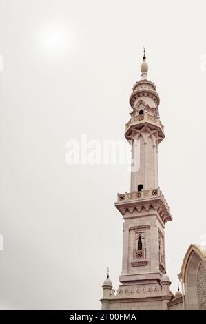 Bolgar, Republik Tatarstan, Russland, 2. Juni 2023. Weiße Moschee, erbaut 2012. Fragmente der Architektur der Weißen Moschee. Minarett. Stockfoto