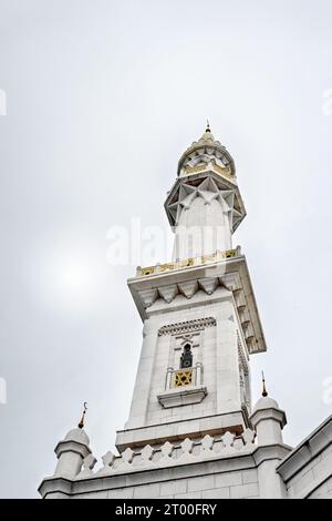 Bolgar, Republik Tatarstan, Russland, 2. Juni 2023. Weiße Moschee, erbaut 2012. Fragmente der Architektur der Weißen Moschee. Minarett. Stockfoto