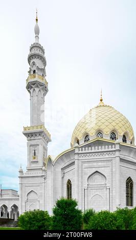 Bolgar, Republik Tatarstan, Russland, 2. Juni 2023. Weiße Moschee, erbaut 2012. Fragmente der Architektur der Weißen Moschee. Minarett. Stockfoto