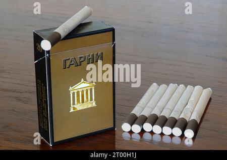 Vintage-Packung einer alten Sammlerzigarette Garni, hergestellt im Jahr 1973. Jerewan Versuchsfabrik, Armenien SSR. Dezember 2022. Kiew, Ukraine Stockfoto