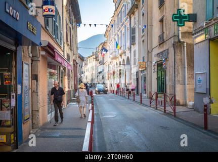 Ein Blick auf die Rue General de Gaulle, gesäumt von Geschäften in Vizille, Isere, Frankreich Stockfoto