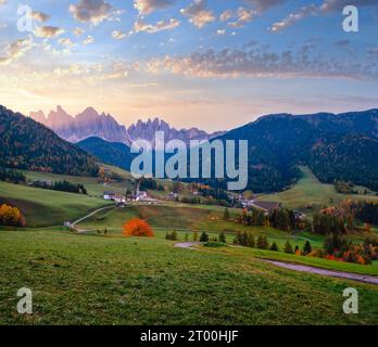 Herbsttagenbruch Santa Magdalena berühmte Italien Dolomiten Dorfblick vor den Geisler oder Geisler Dolomiten Bergfelsen. Pi Stockfoto