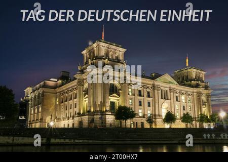 Der Reichstag in Berlin bei Nacht mit dem deutschen TEXTTAG DER DEUTSCHEN EINHEIT, komponieren Stockfoto