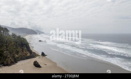 Luftaufnahme Einer Reihe von Wellen, die in Einen Strand an der Küste von Oregon stürzen Stockfoto