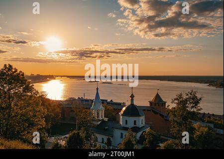 Nischni Nowgorod. Atemberaubender Sommeruntergang in Nischni Nowgorod mit Blick auf den Pfeil und den Zusammenfluss von Wolga und Oka. Stockfoto