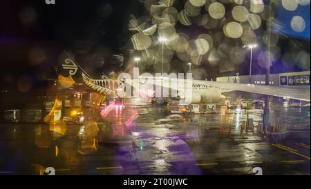 Fensteransicht eines Air New Zealand Flugzeugs im Regen. Auckland International Airport Stockfoto