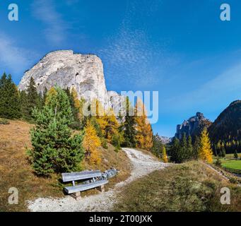 Herbst Alpine Dolomiten Bergszene und unverkennbare Gleitschirme in Himmel, Wolkenstein in Gröden, Sudtirol, Italien. Stockfoto