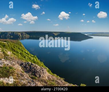 Atemberaubende Aussicht auf den Sonnenuntergang im Frühling auf den Dnister River Canyon, die Bakota Bay, die Region Khmelnyzky, Ukraine. Stockfoto