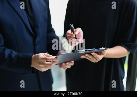 Weibliche Klientin, die einen Vertrag unterzeichnet, ein Haus mit Makler oder Banker kauft. Immobilien, Darlehen und Immobilien Stockfoto