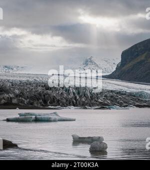 Skaftafellsjokull-Gletscher, Island. Gletscherzunge gleitet von der Vatnajokull-Eiskappe oder dem Vatna-Gletscher in der Nähe des subglazialen Esjufjolls Stockfoto